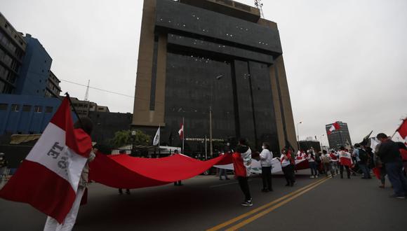 La congresista Nieves Limachi envió al primer ministro, Aníbal Torres, una  propuesta ciudadana para cambiar el diseño y los colores de la bandera. (Foto: El Comercio)