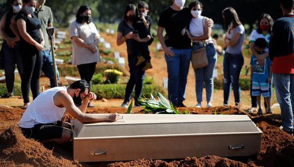 Una familia despide a un familiar durante un entierro en el cementerio Vila Formosa, en Sao Paulo, Brasil, país sumamente golpeado por el coronavirus. (Foto: EFE/ Fernando Bizerra).