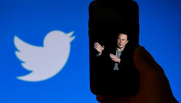 Elon Musk con el logotipo de Twitter en el fondo, el 4 de octubre de 2022, en Washington, DC. (Foto de OLIVIER DOULIERY / AFP)