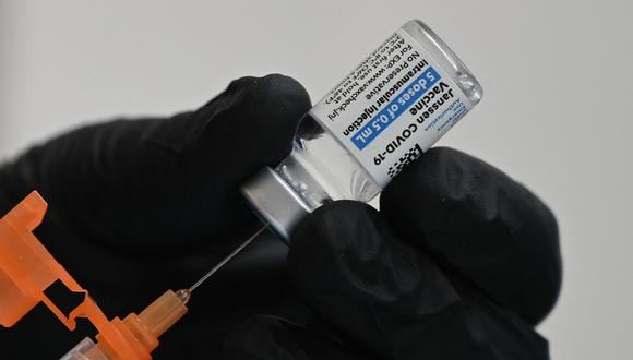 Una dosis de la vacuna de Johnson & Johnson es preparada en Tournament House, en Pasadena, California. (Photo by Robyn Beck / AFP)