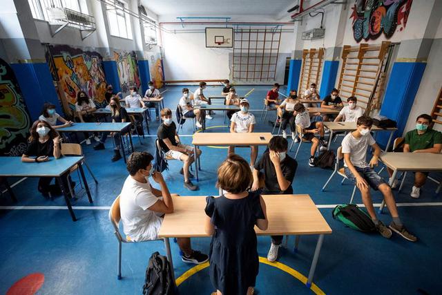 Seis meses después de cerrar debido a la pandemia del coronavirus, la mayoría de las escuelas en Italia abrieron hoy sus puertas. (Foto: EFE/EPA/MASSIMO PERCOSSI)