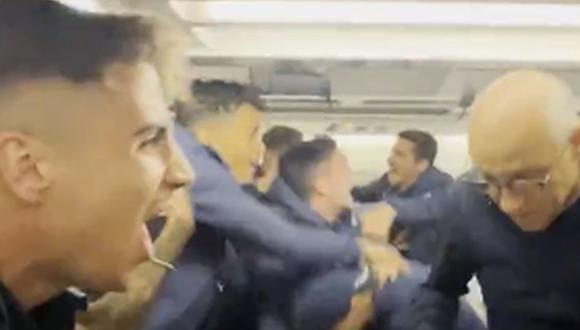 Jugadores del Porto festejan en el avión tras penal fallado por Atlético de Madrid y clasificación en la Champions | Foto: captura video