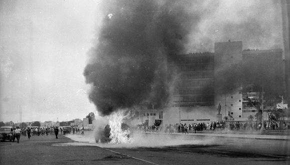El 27 de octubre de 1965, Jesús Quintana Balbi manejó un camión cisterna en llamas que dejaron abandonado en un grifo de la avenida Wilson, en el Cercado de Lima. El acto salvó cientos de vidas. (Foto: GEC Archivo Histórico)