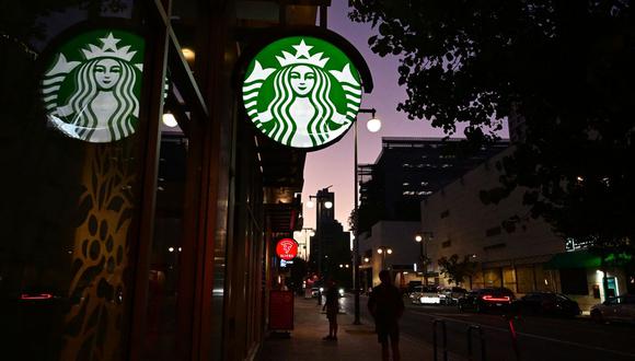 Las personas se paran afuera de un Starbucks cerrado por el día en Los Ángeles, California, el 12 de julio de 2022 | (Frederic J. BROWN / AFP)