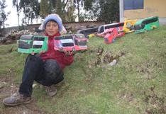 Huancavelica: niño de 11 años construye flota de buses interprovinciales a base de cartón | VIDEO