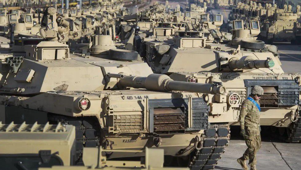 Un soldado pasa junto a una fila de tanques M1 Abrams, el 29 de noviembre de 2016, en Fort Carson en Colorado Springs, Estados Unidos. (Christian Murdock/The Gazette vía AP, Archivo).