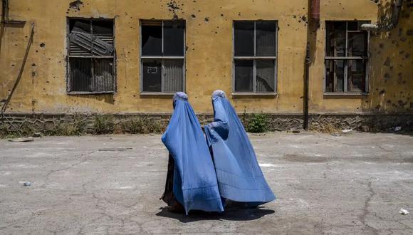 Mujeres afganas esperan a recibir raciones de comida distribuidas por un grupo humanitario en Kabul, Afganistán. (Foto: AP/Ebrahim Noroozi)
