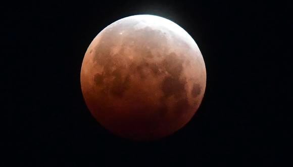 El eclipse lunar y superluna se ve desde Santa Monica, California, el 26 de mayor de 2021. (Foto: Frederic J. BROWN / AFP)