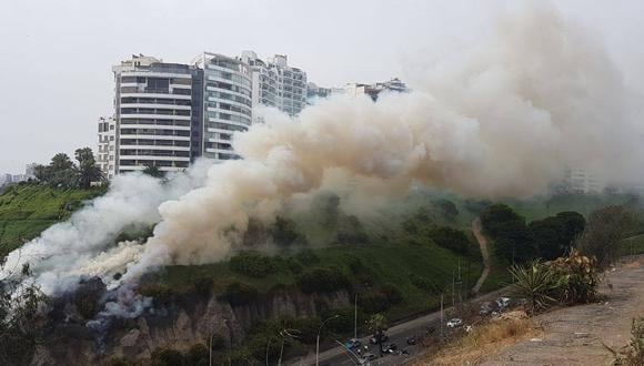 Incendio fue reportado esta tarde en la Bajada Armendariz. Dos unidades de bomberos trabajan en la zona. (Foto: @yssaolivencia /Twitter)