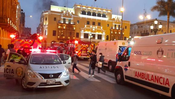 Unas 10 unidades de los bomberos y algunas ambulancias atiende la emergencia. (Foto: Sisol Salud)