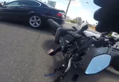 Australia: motociclista intenta sobrepasar a vehículos en una curva y protagoniza fuerte choque