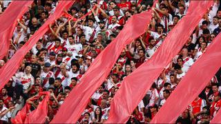 Hinchas de River Plate patearon un cerdo muerto que llevaba los colores de Boca Juniors | VIDEO