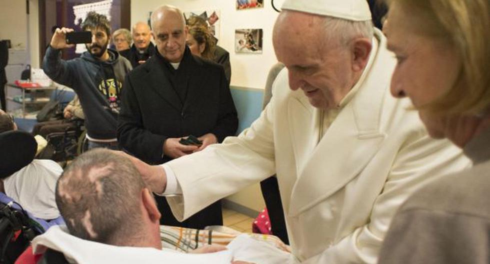 Papa Francisco visita residencia de ancianos en Roma. (Foto: EFE)