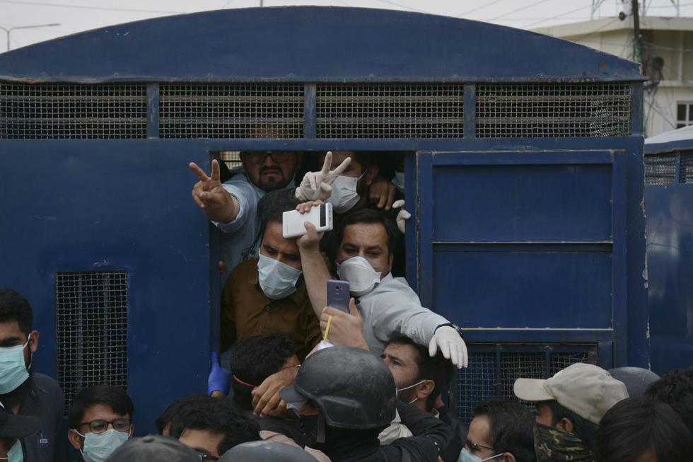 Mas de 50 médicos que protestaban por la falta de material de protección contra el coronavirus fueron detenidos en la ciudad paquistaní de Qetta, indicaron fuentes policiales y médicas. (AFP/Banaras KHAN).