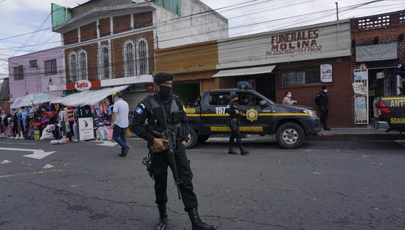 Patrulla policial fuera  del hospital San Juan de Dios en la Ciudad de Guatemala. En la capital decenas de manifestantes bloquearon por unas horas una avenida principal y luego protestaron frente al Congreso.  (Foto: Johan ORDONEZ / AFP)