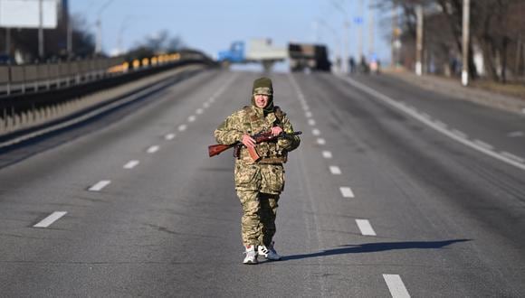 Un soldado ucraniano patrulla en medio de una carretera en Kiev. (Foto: Daniel Leal / AFP)