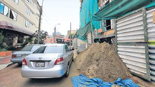 Construcciones obstruyen veredas y pistas en toda Lima