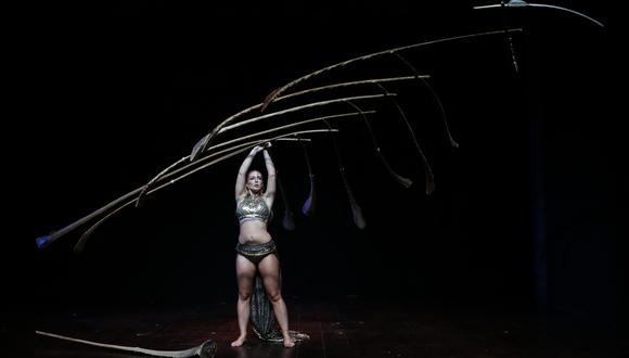 En el show, la artista Lara Jacobs logra balancear en el aire hasta diez largas varas de madera. (Foto: Hugo Pérez)
