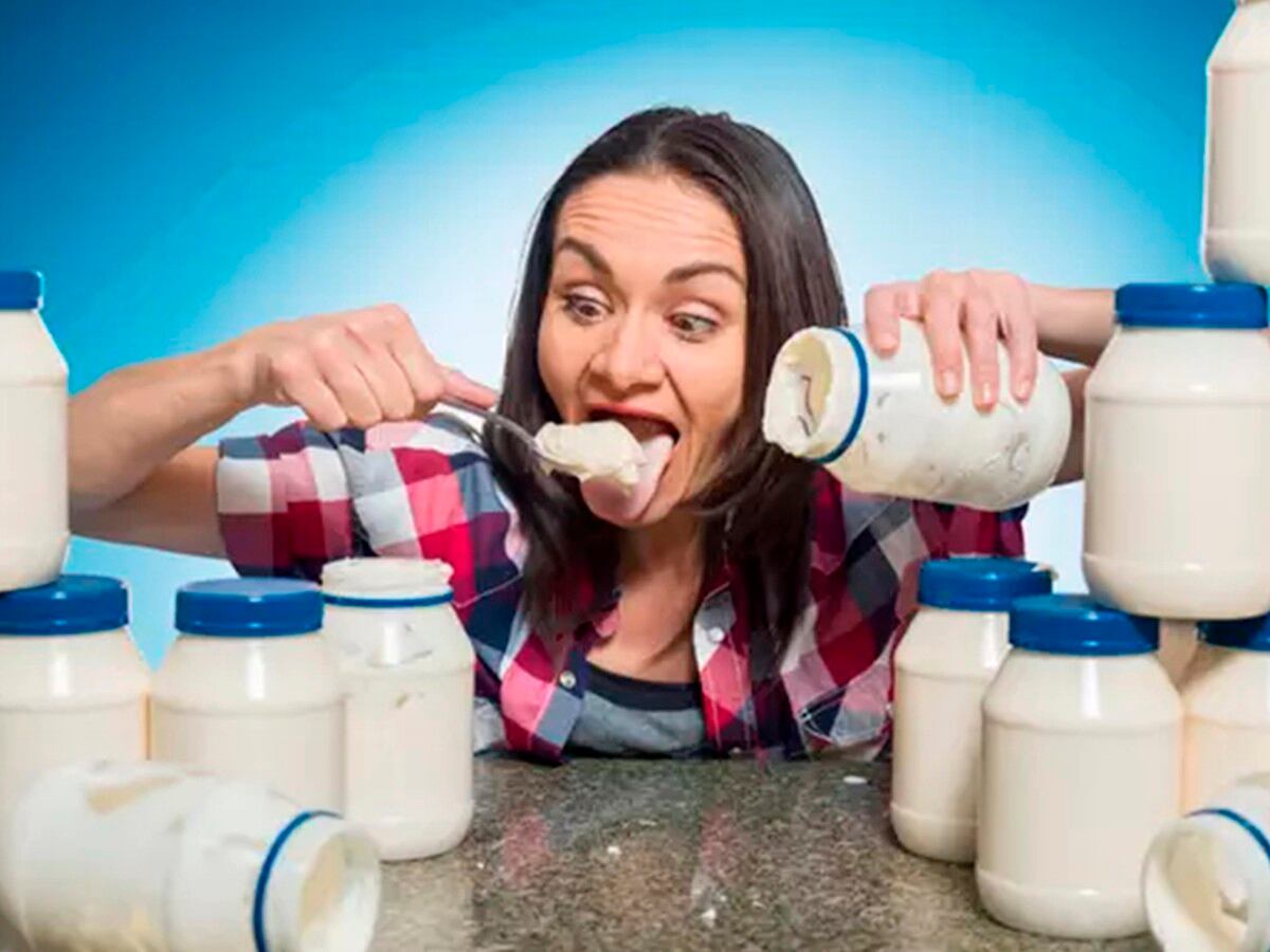 VIDEO: Mujer rompe récord al comer tres frascos de mayonesa en