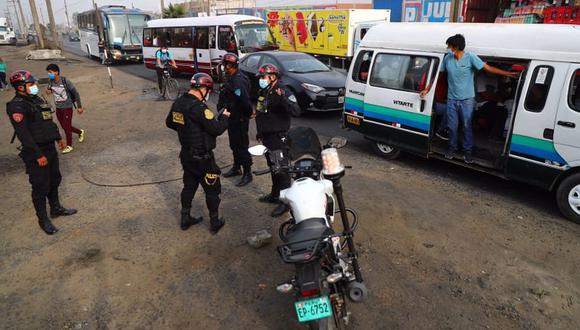 La Policía logró ayer retirar los bloques de cemento, vehículos de carga y buses que obstaculizaban el paso de unidades en la Carretera Central. (Foto: Hugo Curotto/@photo.gec))