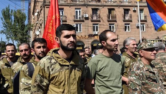 Voluntarios de la Federación Revolucionaria Armenia se reúnen para partir hacia Artsaj (región de Nagorno Karabaj), donde se ha declarado la ley marcial debido a los combates con Azerbaiyán. (EFE / EPA / MELIK BAGHDASARYAN).
