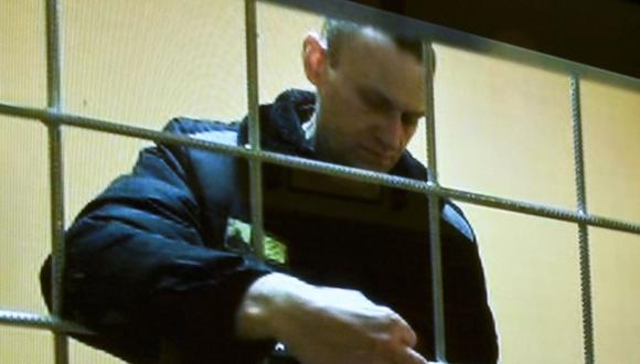 El líder de la oposición, Alexei Navalny, aparece en una pantalla instalada en una sala del tribunal de la ciudad de Moscú a través de un enlace de video desde su colonia penitenciaria. (Foto de Alexander NEMENOV / AFP)