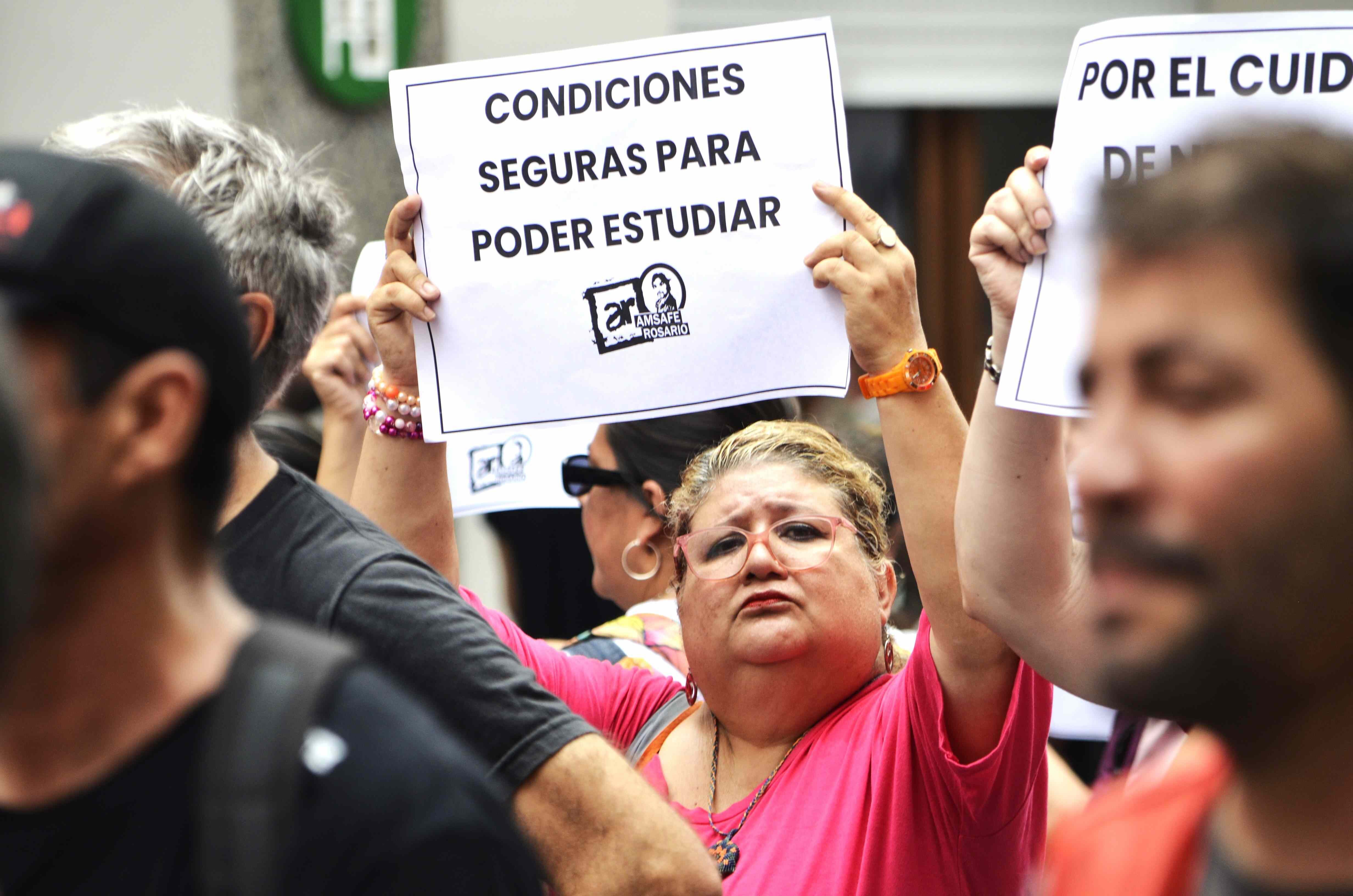 Teachers demand better safety conditions on the streets.  (Photo: Óscar Bermeo Ocaña)