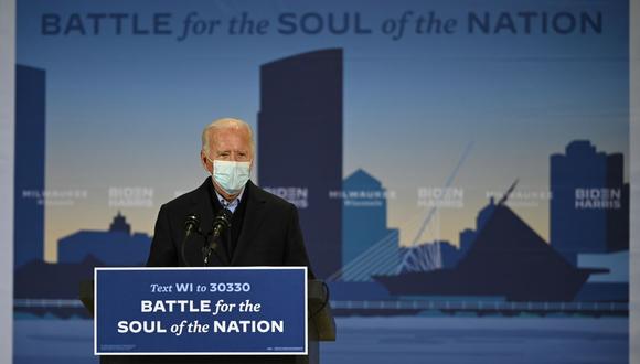 El candidato presidencial demócrata y exvicepresidente de Estados Unidos, Joe Biden, habla en un evento de campaña de hangar en el Aeropuerto Internacional Milwaukee Mitchell, Wisconsin, el 30 de octubre de 2020. (Foto de Jim WATSON / AFP).