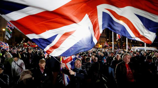 Un hombre ondea una bandera británica el día del Brexit. (Foto: Reuters).