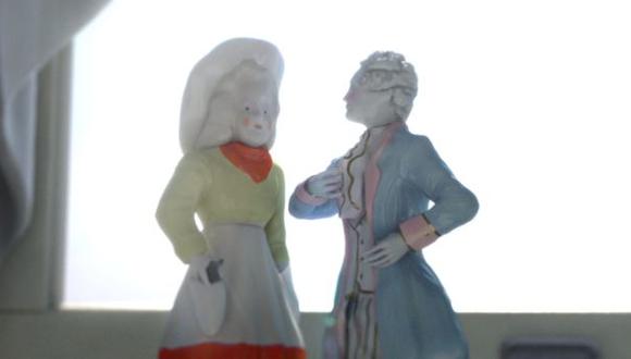 Figuras de cerámica protagonizan una historia de amor y celos