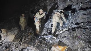 Devastación en la zona donde se estrelló avión en Pakistán