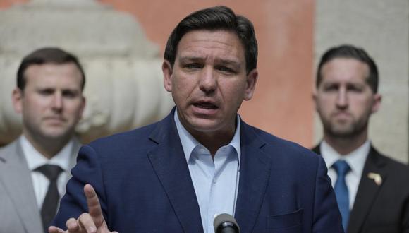 El gobernador de Florida, Ron DeSantis, habla durante una conferencia de prensa el 1 de febrero de 2022 en Miami. (Foto AP/Rebecca Blackwell, archivo).