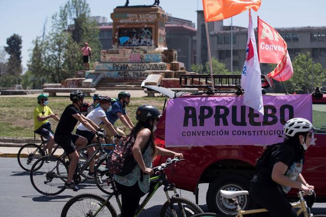 Ciclistas participan en una manifestación que pide votar a favor de cambiar la constitución del país, en la Plaza Italia de Santiago de Chile. (EFE/Alberto Valdes).