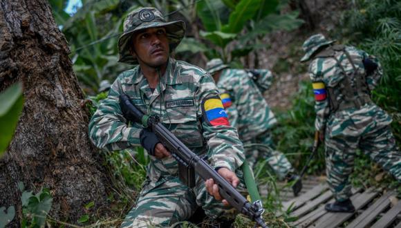 Un miembro de la milicia bolivariana participa en ejercicios militares para la 'Operación Escudo Bolivariano 2020' en la distribuidora Metropolitana de Caracas. (Foto: Federico PARRA / AFP)