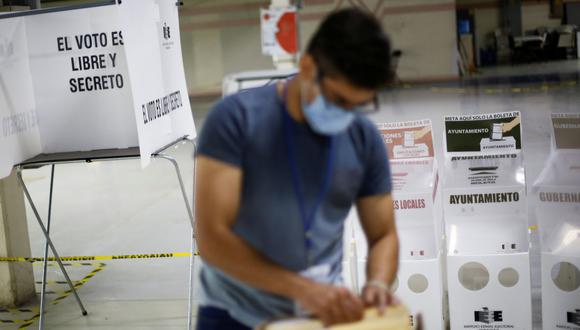 Un hombre trabaja cerca de las urnas en la oficina del Instituto Electoral del estado de Chihuahua (IEE) antes de las elecciones de mitad de periodo del 6 de junio, en Ciudad Juárez, México. (REUTERS / José Luis González).