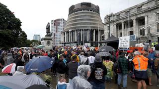 Nueva Zelanda intenta dispersar a manifestantes antivacunas repitiendo hasta el hartazgo “Macarena” y “Baby Shark”