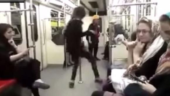 YouTube: Joven desafía las leyes de Irán con baile en el metro