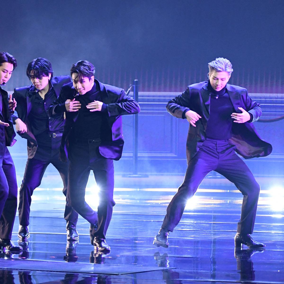 BTS, el grupo de k-pop, deslumbra en la alfombra roja de los Grammys 2022