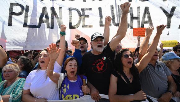 Miembros de sindicatos protestan durante una manifestación convocada por la Unión Obrera Argentina (CGT) frente al Palacio de Justicia en Buenos Aires el 27 de diciembre de 2023. (Foto de Luis ROBAYO / AFP)