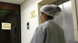 Brasil prepara examen para médicos extranjeros en medio de polémica