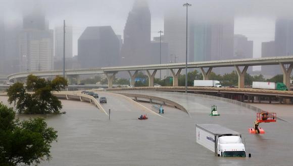 Al menos cinco personas han muerto a causa del fenómeno. La ciudad de Houston ha recibido más de 60 cm de lluvia. (Foto: Reuters)