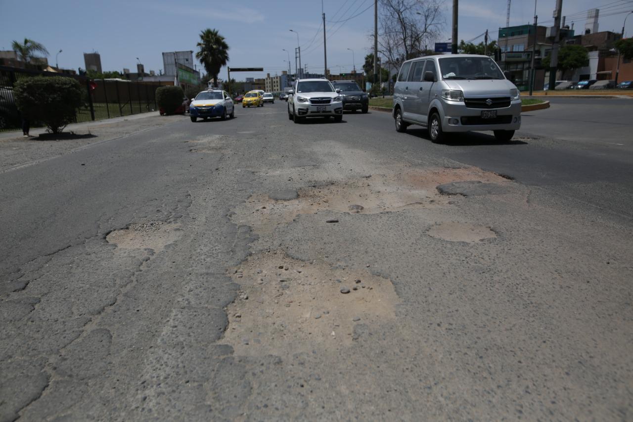 Los huecos son un peligro para miles de personas que transitan a diario por la avenida Los Próceres. Vecinos demandan que su alcalde gestione la mejora de esta zona con la Municipalidad de Lima. (Foto: Anthony Niño de Guzmán)