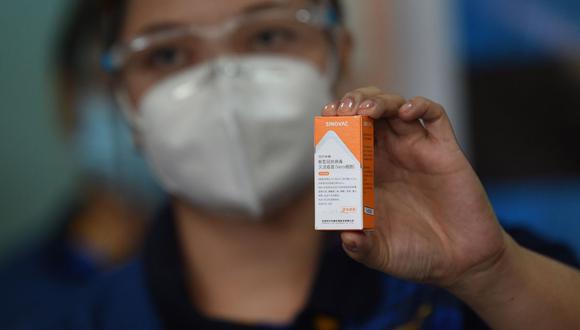 Uruguay negocia la compra de 1,25 millones de dosis más de la vacuna china CoronaVac contra el coronavirus. (Foto: Ted ALJIBE / AFP).