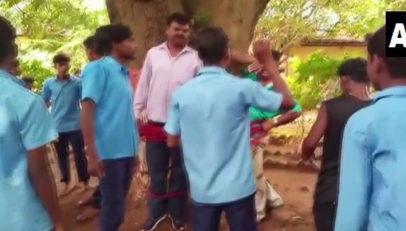 Profesor de matemáticas es atado a un árbol y golpeado por sus estudiantes tras ponerles una nota desaprobatoria. (Foto: NDTV / captura)