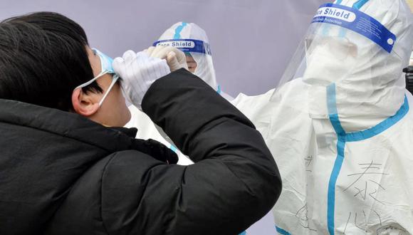 Un hombre se somete a una prueba de ácido nucleico para el coronavirus covid-19 en Tianjin, norte de China, el 12 de enero de 2022. (STR / AFP).