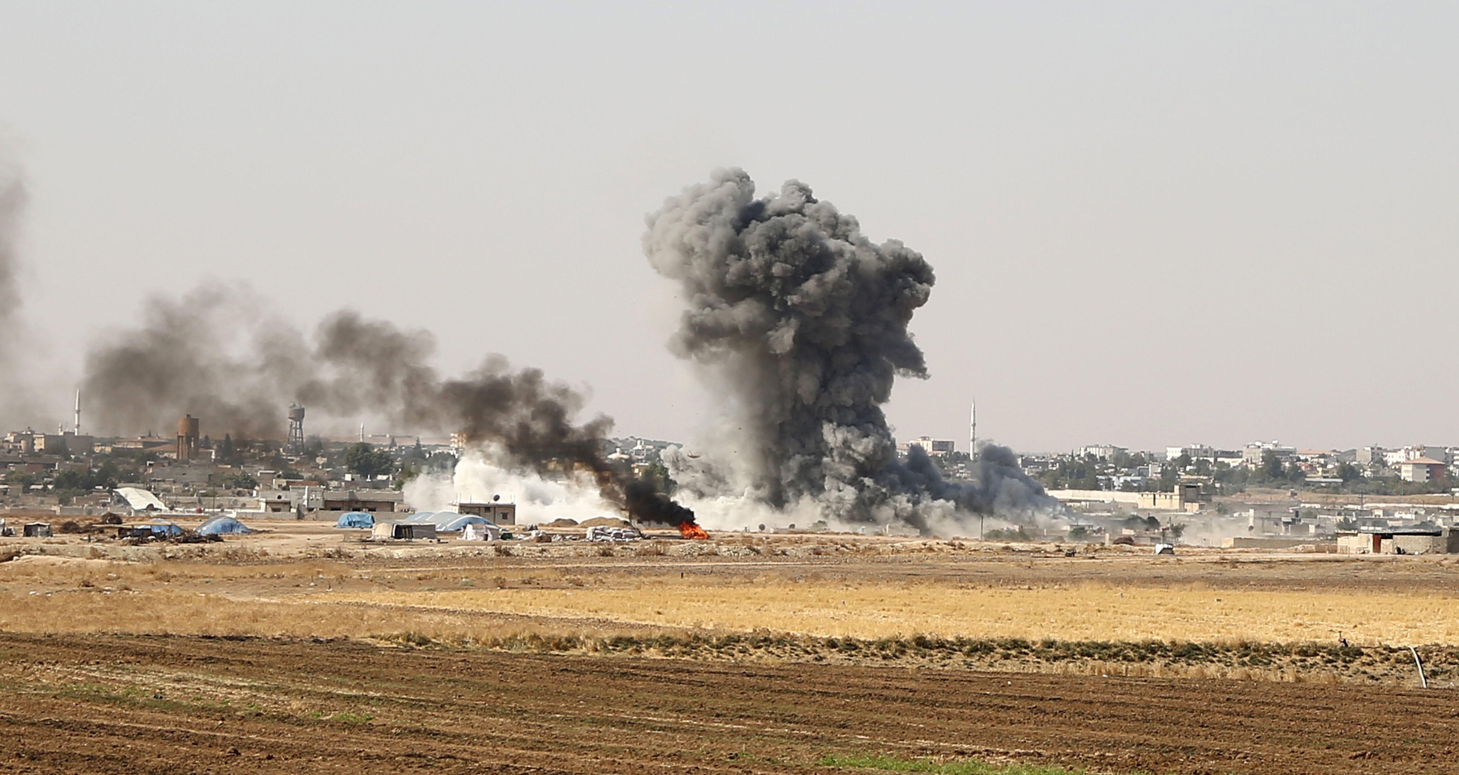 Columnas de humo se levantan en la ciudad siria de Ras al Ain tras los bombardeos de Turquía. (AFP / Nazeer Al-khatib).