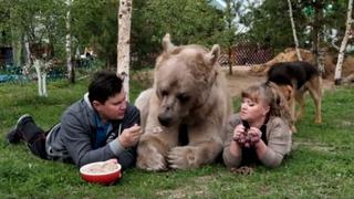 Oso gigante se convierte en parte de una familia rusa [VIDEO]