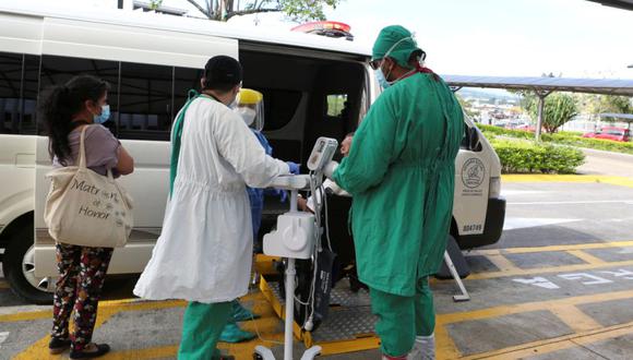 Trabajadores de la salud reciben una ambulancia que transporta a un hombre con síntomas de la enfermedad del coronavirus (COVID-19), afuera de un hospital en Heredia, Costa Rica. (Foto: REUTERS / Mayela López).
