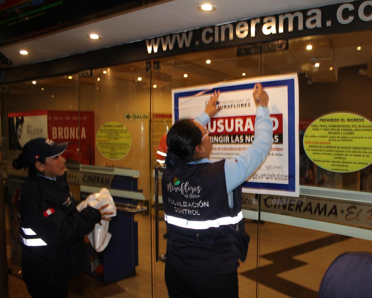 Personal de fiscalización realizó el cierre de la sala de cine. (Foto: Difusión)