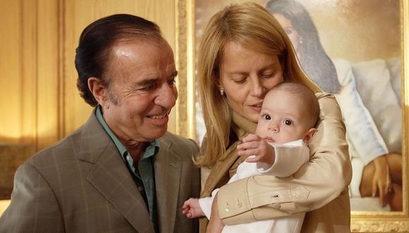 Cecilia Bolocco y Carlos Menem junto al hijo de ambos Máximo en una imagen de abril del 2004. (AP).